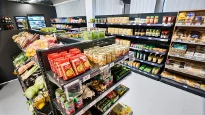 Warenregale im Labor-Supermarkt der Universität Bonn