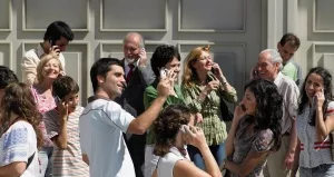 Szene mit Smartphonenutzern aller Altersgruppen